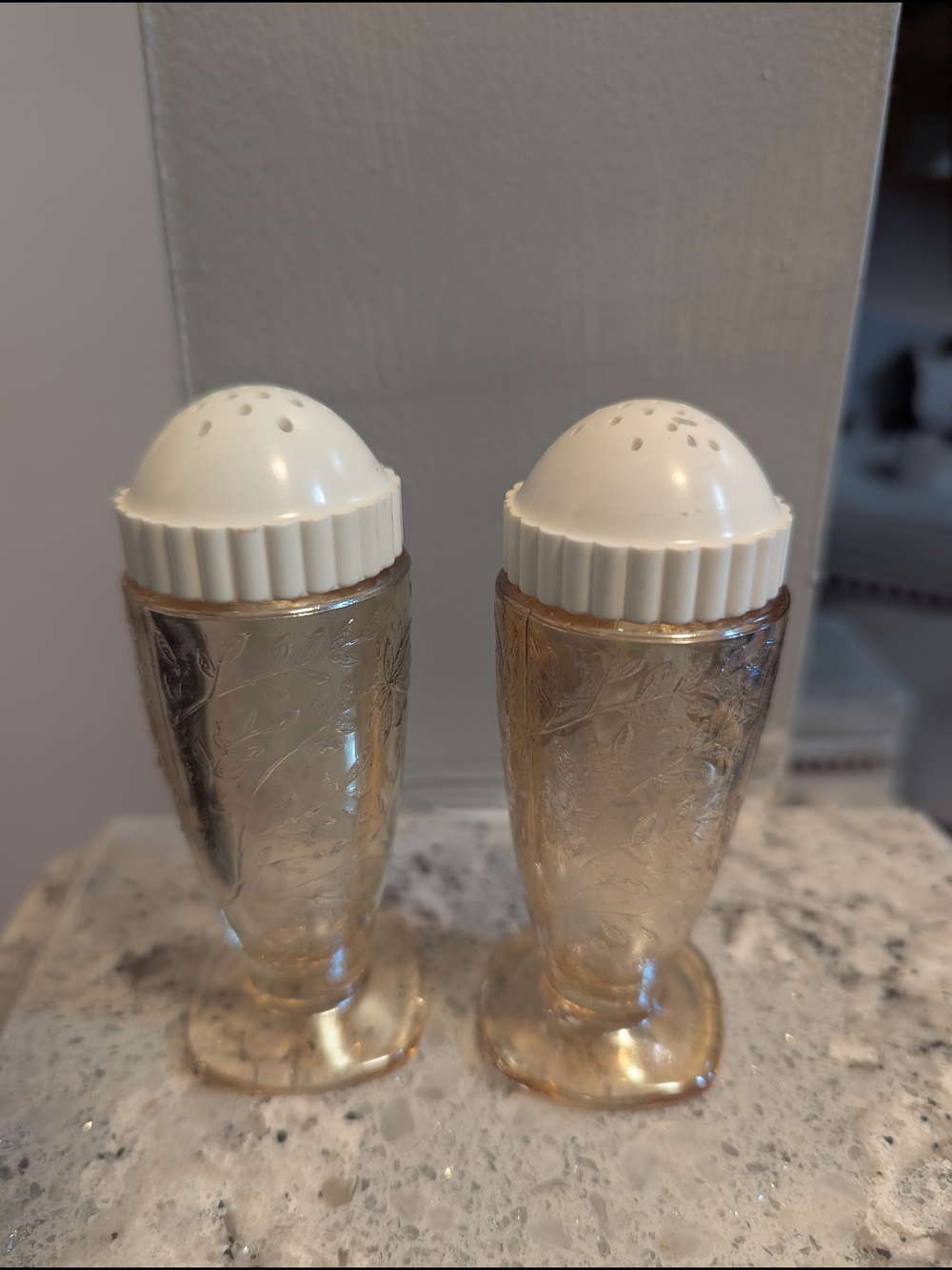 2 PCS JEANNETTE MARIGOLD FLORAGOLD LOUISA IRRISDESCENT PAIR SHAKERS 4H X 1 1/2"W
